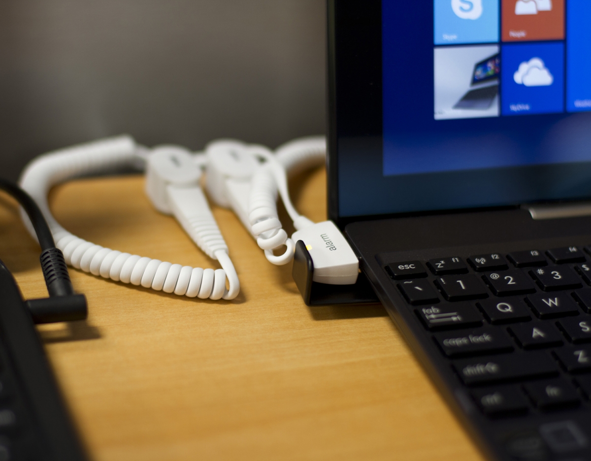Lắp đặt thiết bị bảo vệ laptop trưng bày tạ icửa hàng HH Gregg 