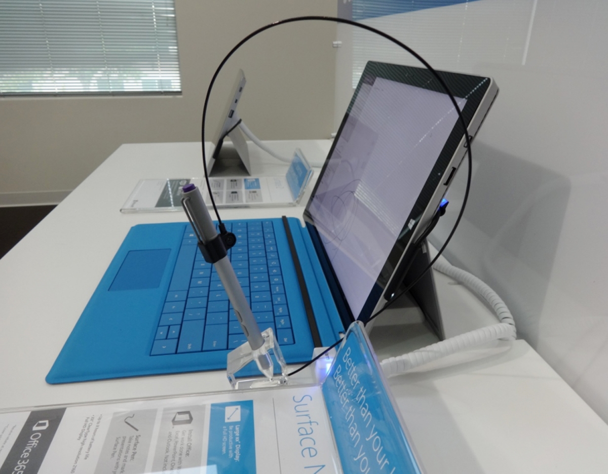 Lắp đặt thiết bị bảo vệ máy tính bảng Surface 3 tại showroom của Microsoft