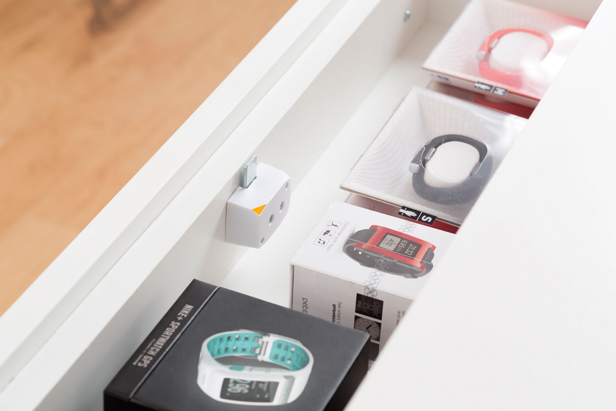 Hình ảnh lắp đặt khóa thông minh Drawer Lock dùng cho tủ hộc kéo gỗ - mặt trong