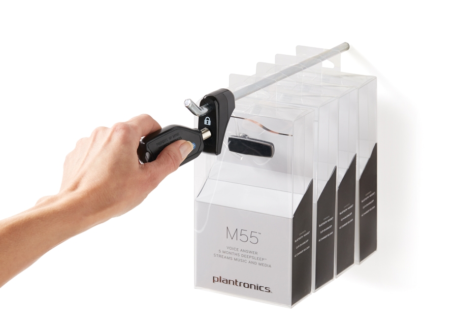 Sử dụng chìa khóa từ của Invue để mở khóa móc treo Stoplok